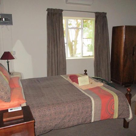 Van Rhyn Guest House Vanrhynsdorp Extérieur photo