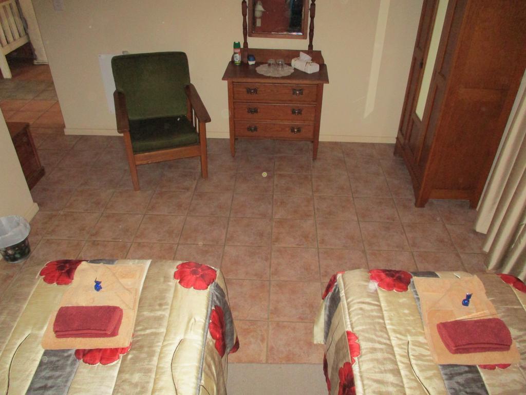 Van Rhyn Guest House Vanrhynsdorp Extérieur photo