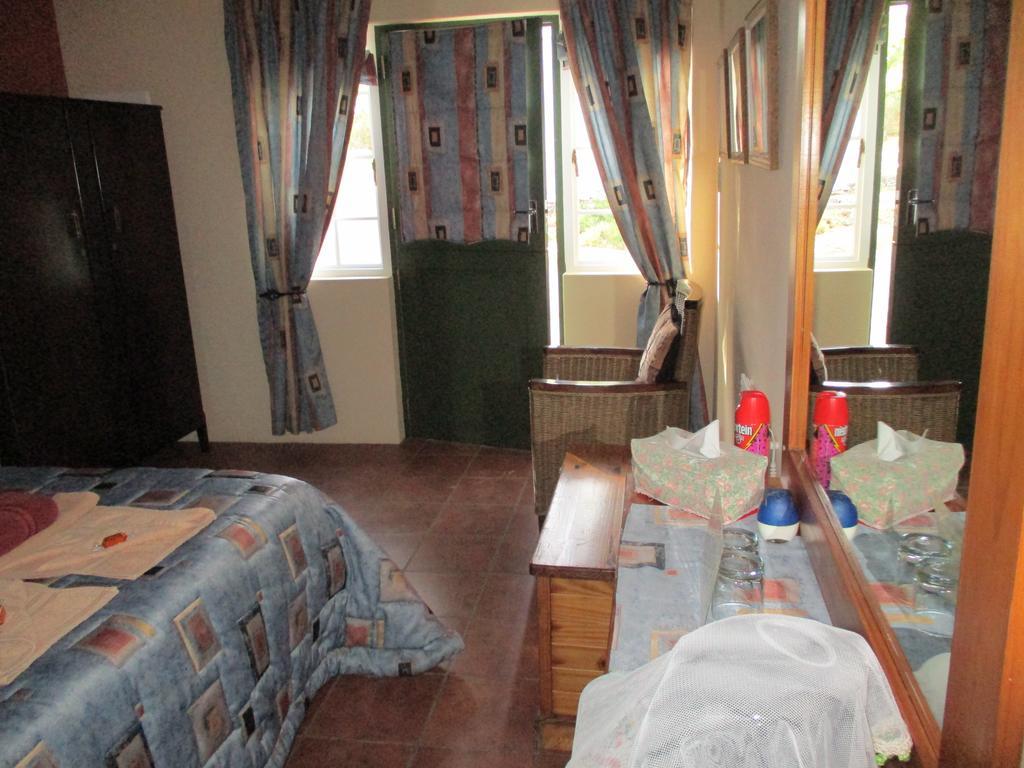 Van Rhyn Guest House Vanrhynsdorp Extérieur photo
