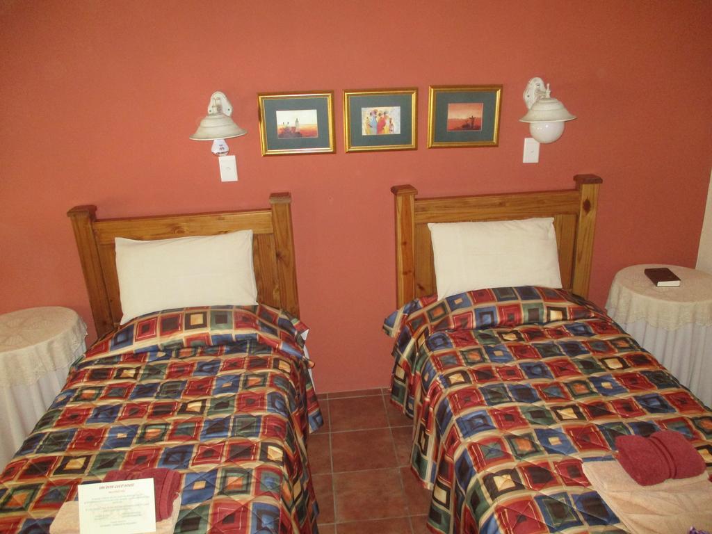 Van Rhyn Guest House Vanrhynsdorp Extérieur photo