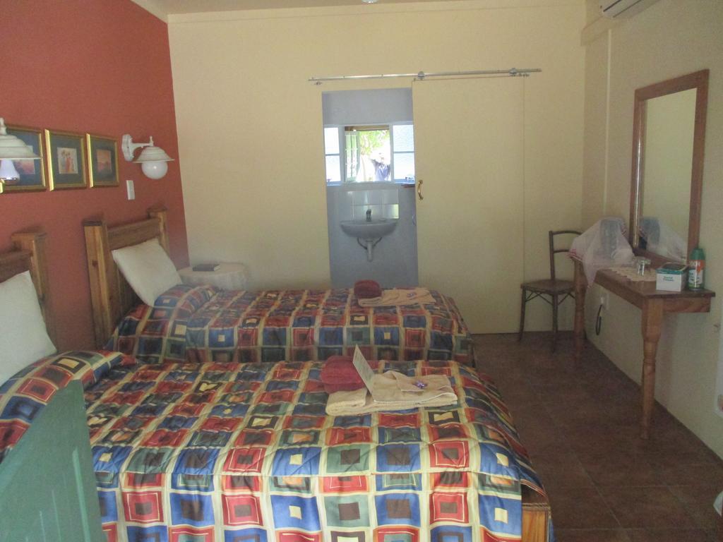 Van Rhyn Guest House Vanrhynsdorp Extérieur photo